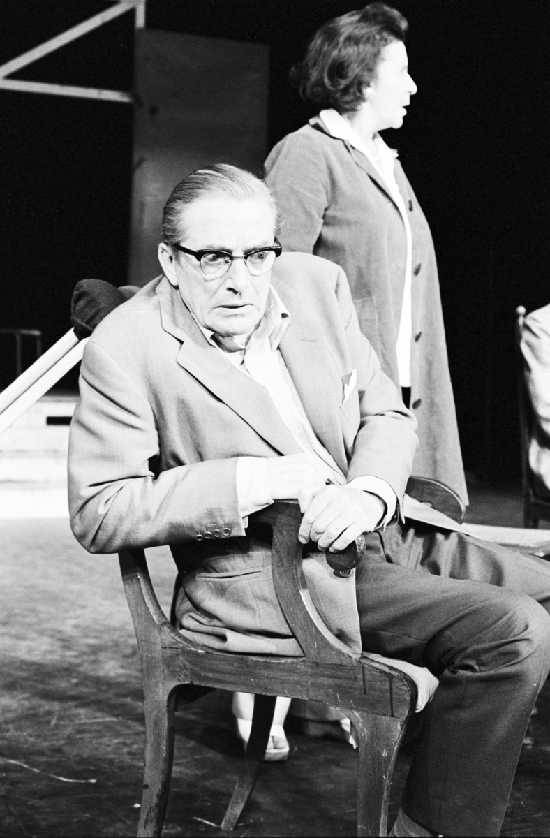 Scene fra Nationatheaterets oppsetning av August Strindbergs "Spøksonaten". Forestillingen hadde premiere 26. september 1979. Stein Winge hadde regi, Lubos Hruza scenografi og kostymer var ved Per Lekang. 