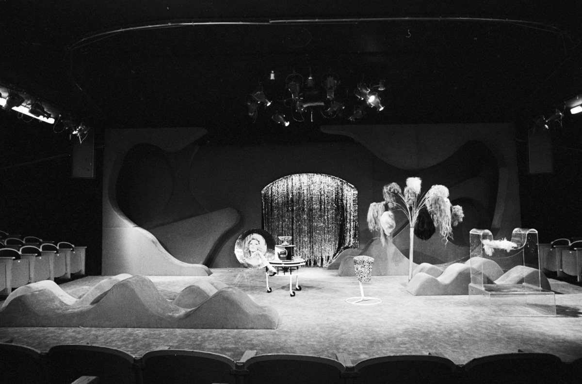 Scenografi fra Nationatheaterets oppsetning av August Strindbergs "Spøksonaten". Forestillingen hadde premiere 26. september 1979. Stein Winge hadde regi, Lubos Hruza scenografi og kostymer var ved Per Lekang. 