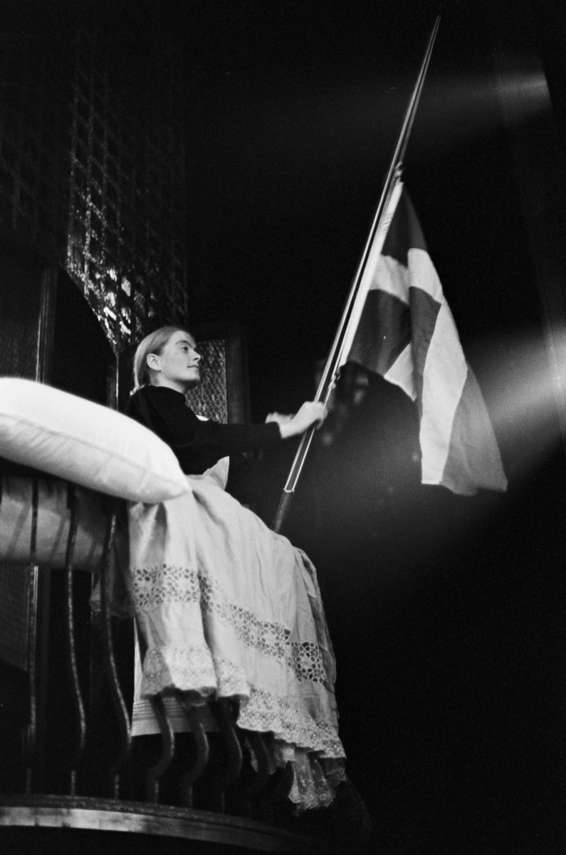Scene fra Nationatheaterets oppsetning av August Strindbergs "Spøksonaten". Forestillingen hadde premiere 26. september 1979. Stein Winge hadde regi, Lubos Hruza scenografi og kostymer var ved Per Lekang. 