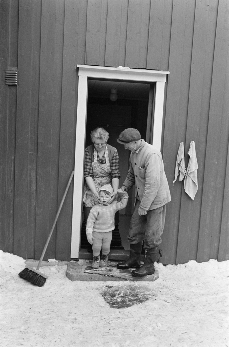En kvinne og en mann i en døråpning.