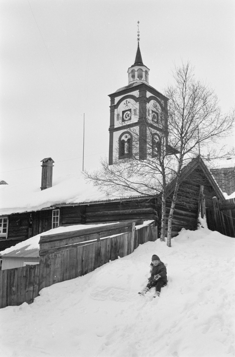 Barn leker i snøen på Røros.
