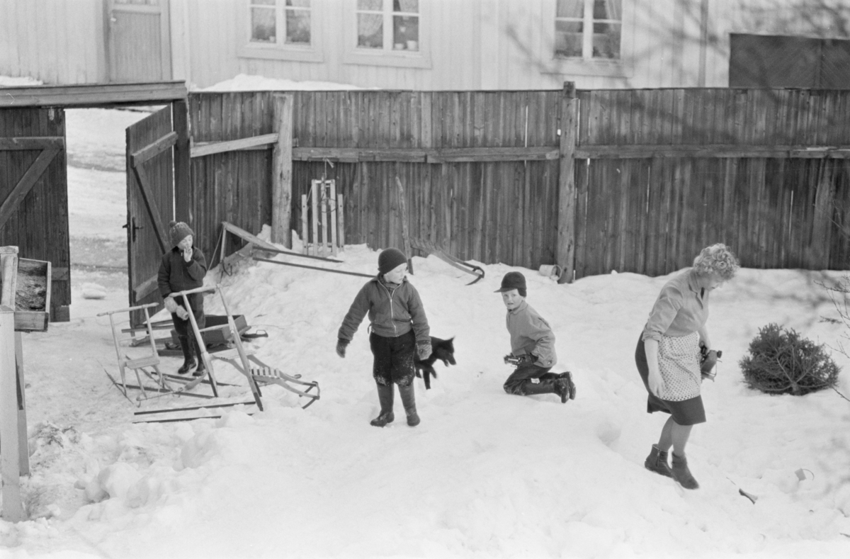 Barn leker i et snødekt bylandskap på Røros.
