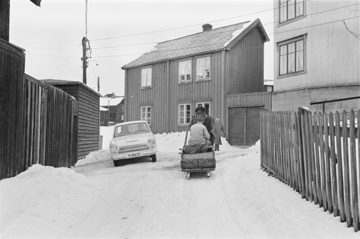 Kjøring med hest og slede i bygatene på Røros.