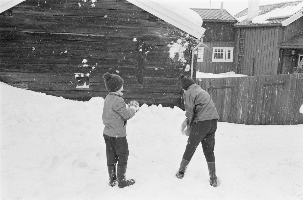 Barn leker i gatene på Røros.