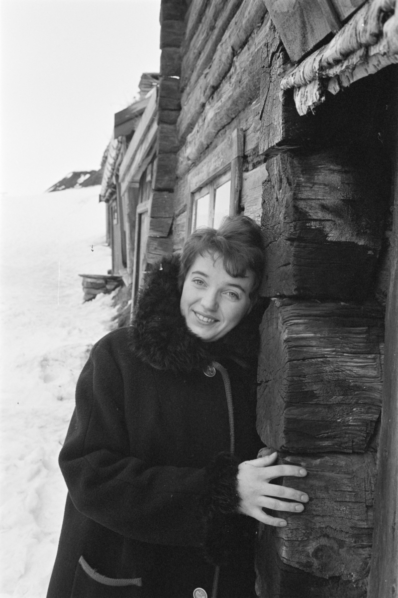 Portrett av en kvinne i bylandskapet på Røros.