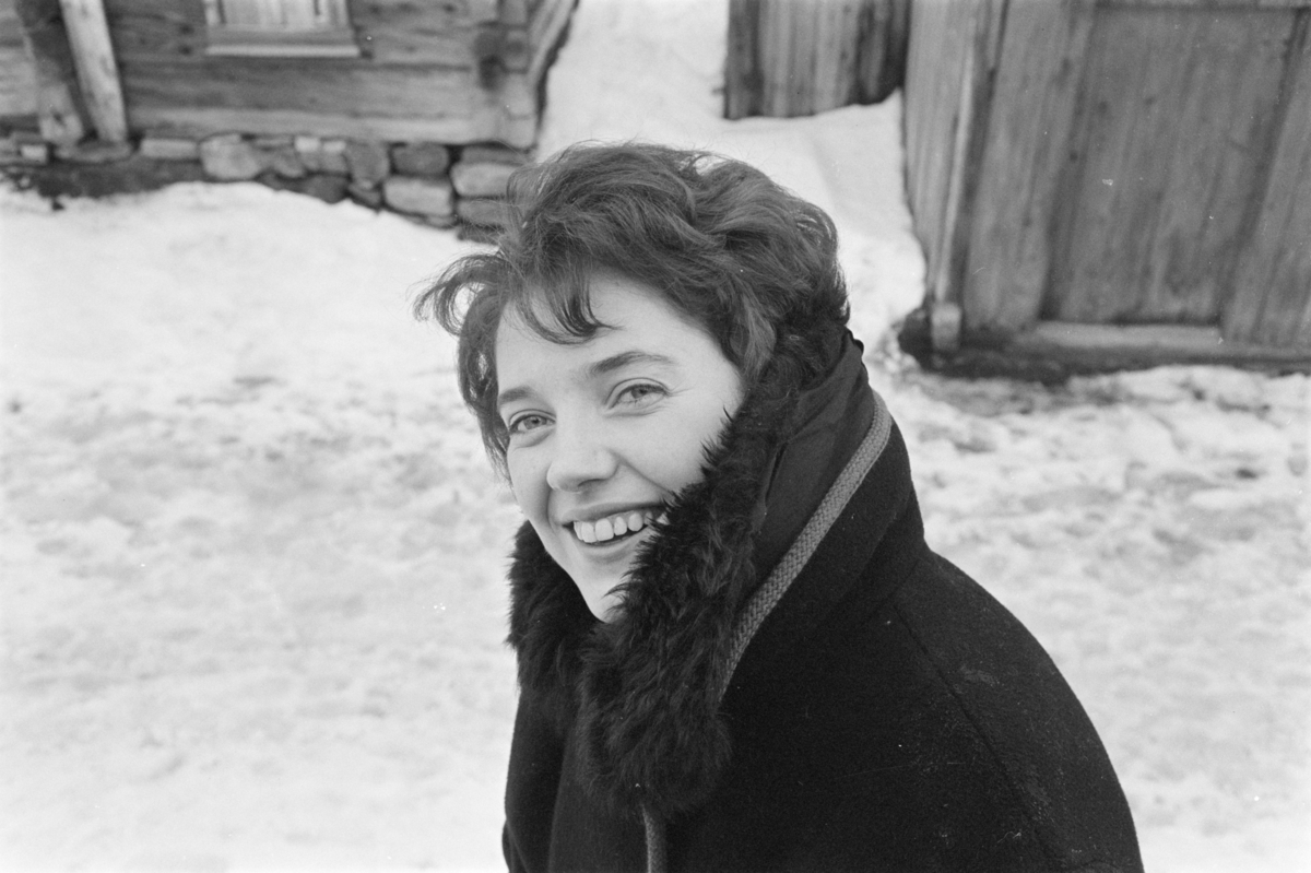 Portrett av en kvinne i bylandskapet på Røros.
