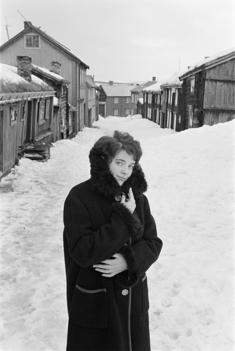 Portrett av en kvinne i bylandskapet på Røros.