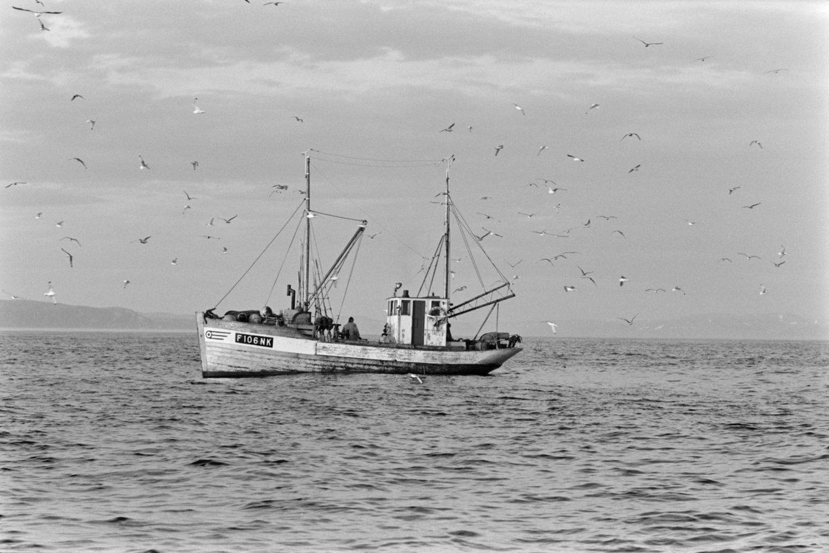 Fiskebåt med nummer F106NK til sjøs.