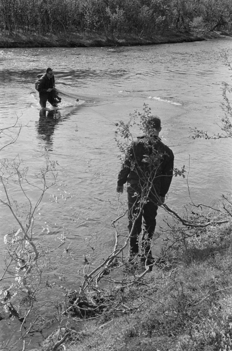 To fiskere i ei elv.