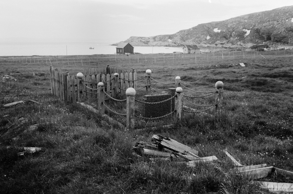 Kirkegård i kystlandskap.