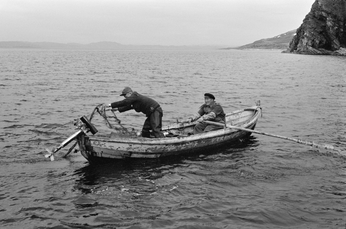 Folk i båt på garnfiske.