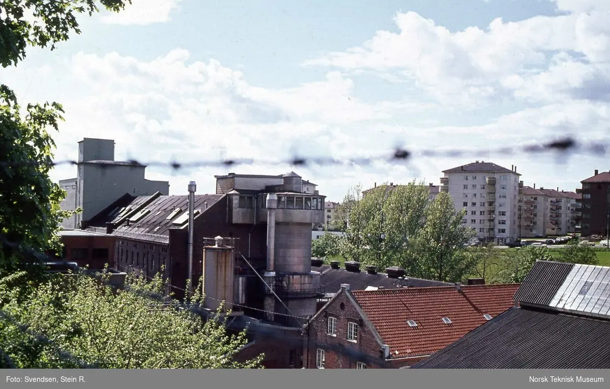 Industribygninger og boliger langs Akerselva, fotografert omkring 1973