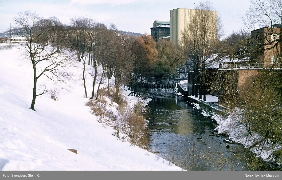 Akerselva med damanlegg, siloen og industribygg, fotografert omkring 1973