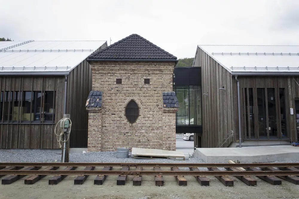 Den gamle trafoen med nytt museumsbygg rundt