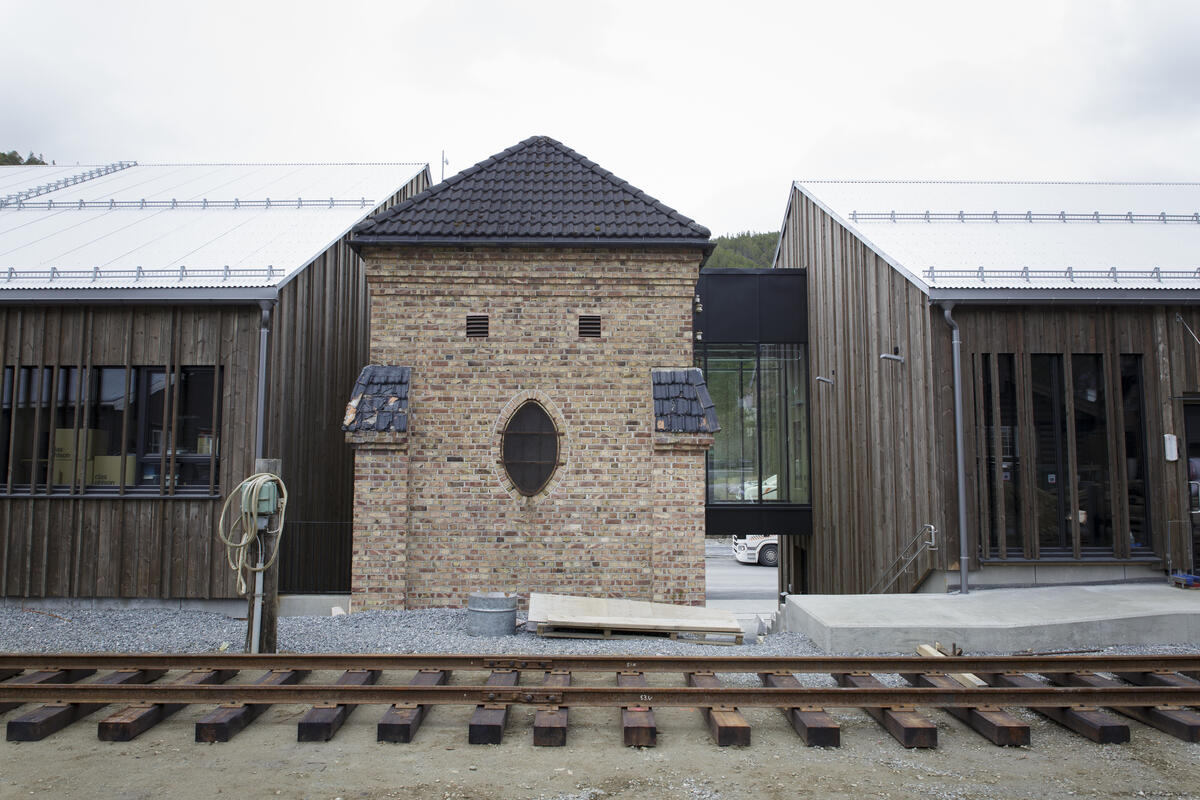 Den gamle trafoen med nytt museumsbygg rundt