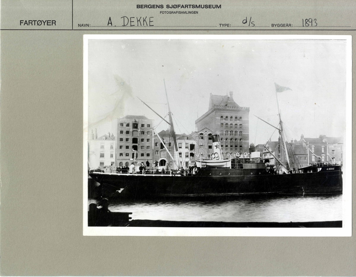 DS A. DEKKE (bygget 1893) til kais.