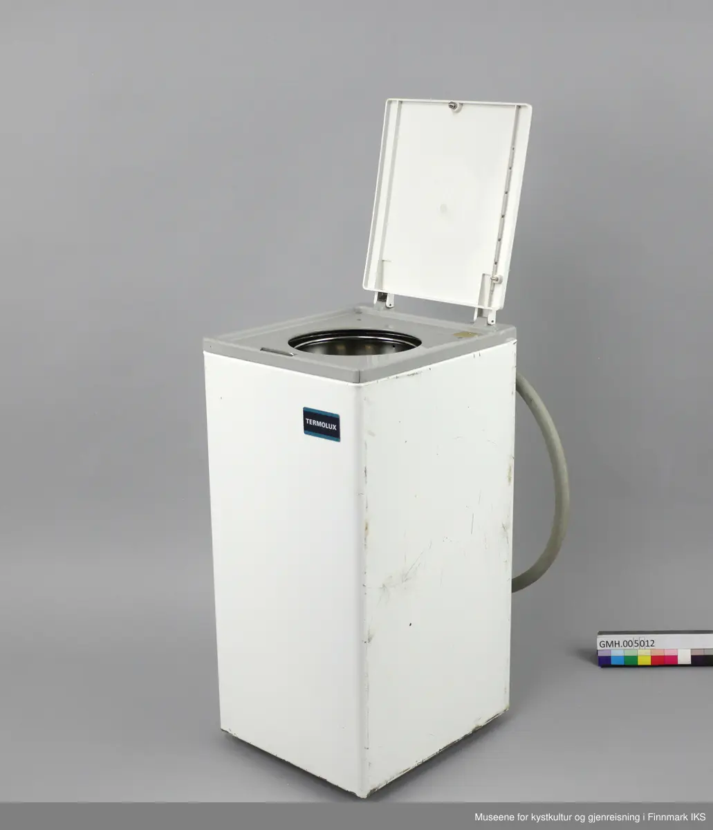 Sentrifugen er rektangulær og av metall. Foran er det et merkeskilt i lys- og mørkeblå med hvit skrift. Lokket er av hvit, kanten oppe av grå plast. Maskinen har fire hjul under. På baksida er det en slange for avløpsvannet og en holder for den elektriske ledningen. Ledningen mangler. Sentrifugen i maskinen er en metallsylinder som roterer rundt sin vertikalakse.  