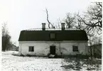 Fagersta stad, Fagersta kn.
Flygelbyggnad vid Hornska herrgården, 1976. Inför upprustning.