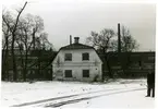 Fagersta stad, Fagersta kn.
Flygelbyggnad vid Hornska herrgården, 1976. Inför upprustning.