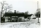 Fagersta stad, Fagersta kn.
Flygelbyggnad vid Hornska herrgården, 1976. Inför upprustning.