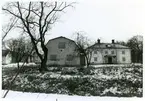 Fagersta stad, Fagersta kn.
Flygelbyggnad vid Hornska herrgården, 1976. Inför upprustning.