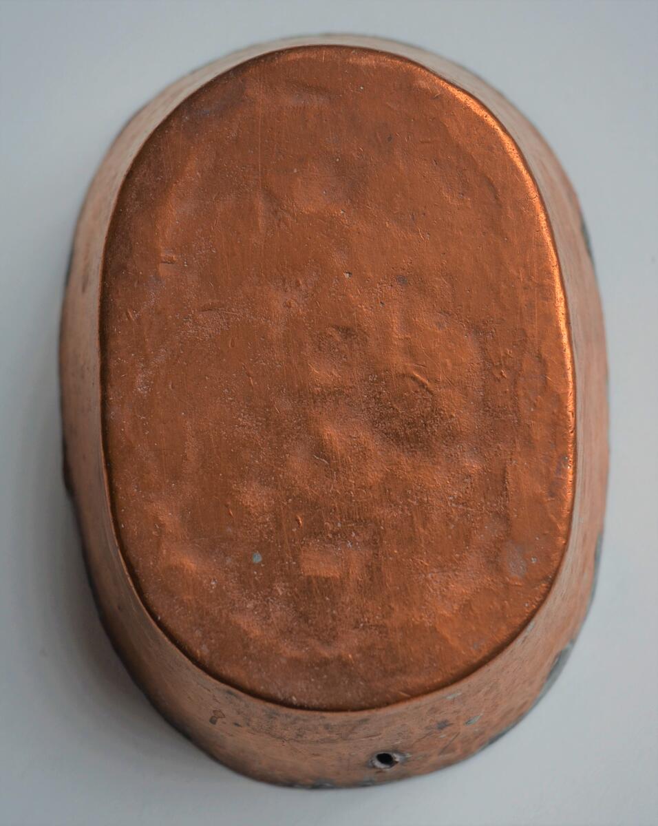 Bakelseform, av koppar. Oval. Längsgående ryggar. Kopparslagare: personuppgifter. Kopparslagaren Elof Alvèn var som till läraren Mårten Hansson (lärare ej långt från Glimmingehus i Skåne. Elof kallde sig först Mårtensson sedan Mårtensson- Alven och slutligen Alvèn. Elof Alvèn flyttade till Härnösand år 1897, enligt vad dottern fru Elly Höijer tror sig minnas.