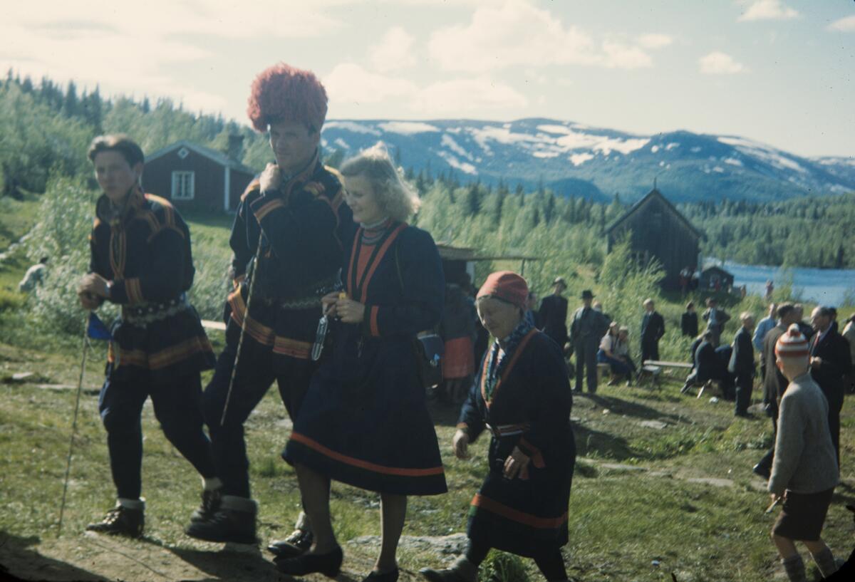 På väg till kyrkan i Fatmomakke.