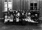 Skolklass från Gådeåskolan. Adel Sterner, Alfrida Nordkvist, Ida Bergman, Anna Sterner, Johanna Svensson, Klara Högberg, Hildur Silvernagel, Ida Österström, Frida Sellvik, Ida Flink, Olga Sundin, Hildur Sjölund, Olga Forsberg, Hildur Rönnberg, Blenda Olsson, Anna Nyberg, Göra Vidvik, Maria Sjöstedt, Elna Vidmark, Valfrid Kjellsin, Henning Nyberg, Knut Nyberg, Knut Eklund, Hjalmar Viikberg, Hjalmar Vikberg, Ejnar Hagblom, Viktor Eriksson, Johan Viberg, Oscar Grafström, Manne Viklund, Sigurd Gren, Per Nilsson, Karl Lundberg, Otto Eriksson, Konrad Jonsson, Frits Bäckström, Johan Hägglund.