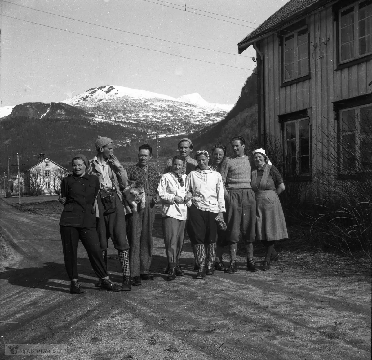 Ljørvollan, Eresfjorden, gnr. 74. Huset lengst bak t.v. er Utigarden bnr. 3, så klokkargarden bnr. 1 og t.h. Solheim (i Haugbrekka) bnr. 7..Sverre Frisvoll kjøpte bnr 5 frå Bjarne Moerk i 1946..I bakgrunnen Grannsetra og dalar av Kanndalen.