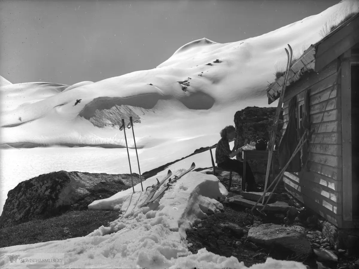 "Røndølaskaret".Røndølskaret. Eresfjorden, Nesset. Hytta vart bygd i 1944-45, og Erling Birkeland og Alf Hansen var med på innviinga i 1945. Røndølskarvatnet t.v. og Helvetetstinden bak t.h.