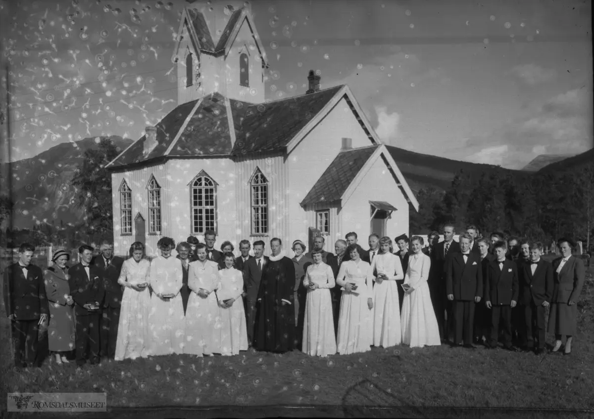 Sira kirke med konfirmanter og andre, med prest Åkesson.Konfirmantar med foreldre ved Sira kyrkje 1958.