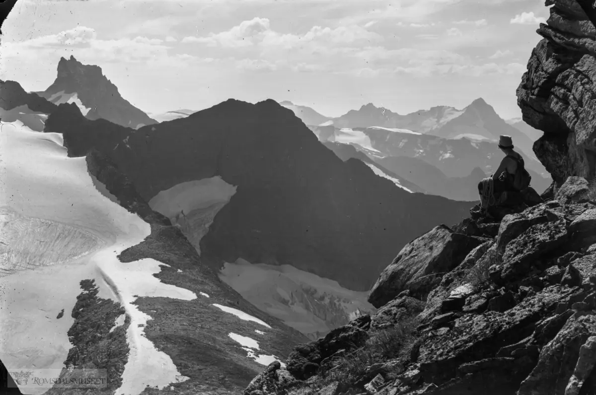 "Borghild fra Eikesdalen"."1936".Gjuratinden t.v. sett frå Nebba, (Meringdalsnebba), Eresfjorden, Nesset..Fjelltoppen mellom er Nyheitinden.