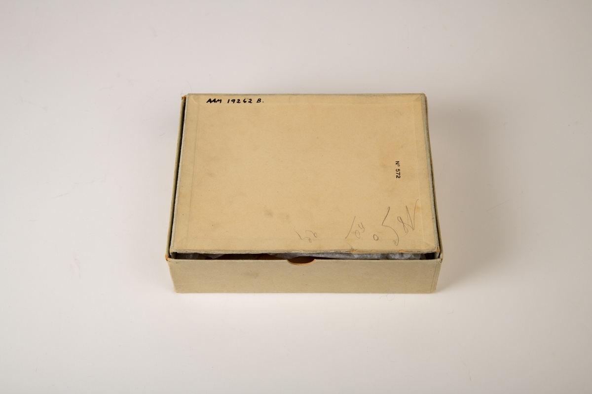 [Form:] Nyrokokko/ Blomstergrener, C former. små gåseøyne"l (hull m