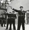 Marinofficerare övar pistolskytte.