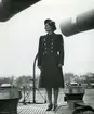 Marinlotta i uniform m/47 vid Stockholms örlogsstation.