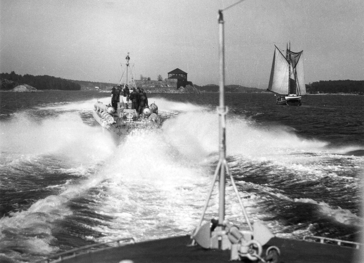 Motortorpedbåtar stävar in mot Dalarö skans.