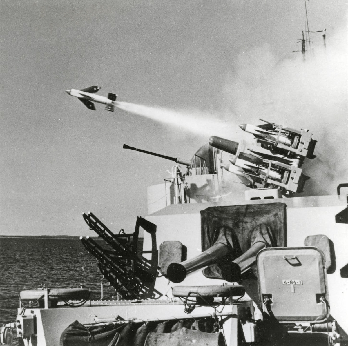 En närluftvärnsrobot av typ Seacat (Robot 07) avfyras från en svensk jagare av Östergötland-klass.