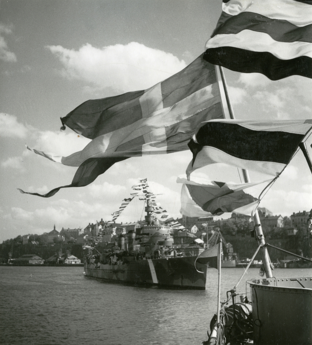 Kryssaren FYLGIA på Stockholms ström sommaren 1945. I förgrunden svensk örlogsflagg och signalflagor.