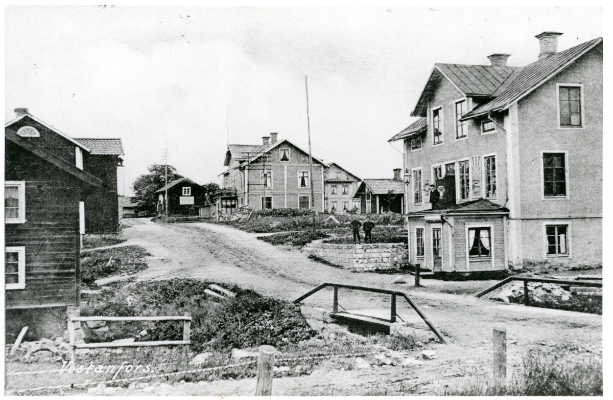 Västanfors sn, Fagersta stad, Fagersta kn.
Vy längs Bergslagsvägen österut från Järnvägsgatan. Före 1912.