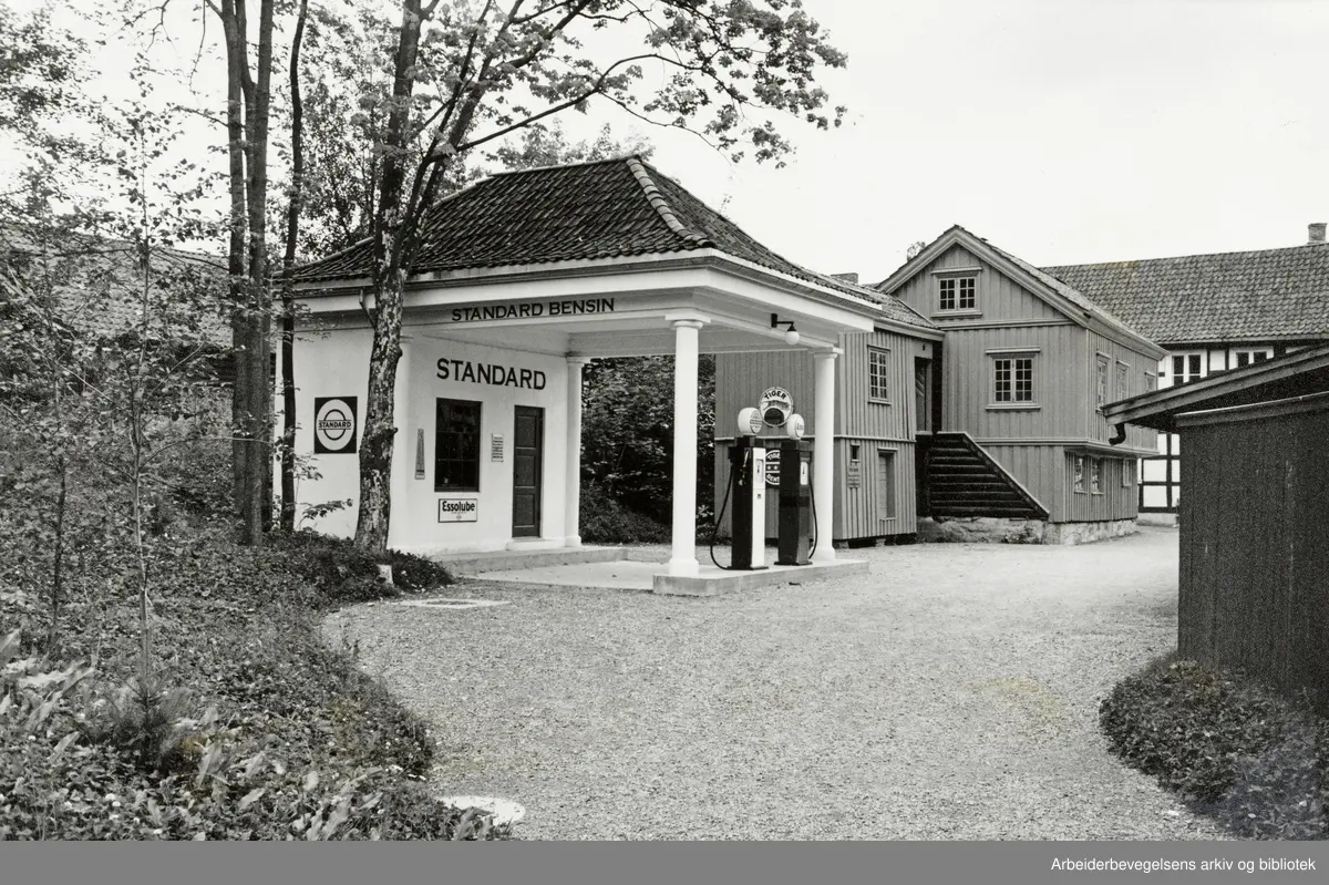 Bygdøy Folkemuseum. Bensinstasjon. August 1993