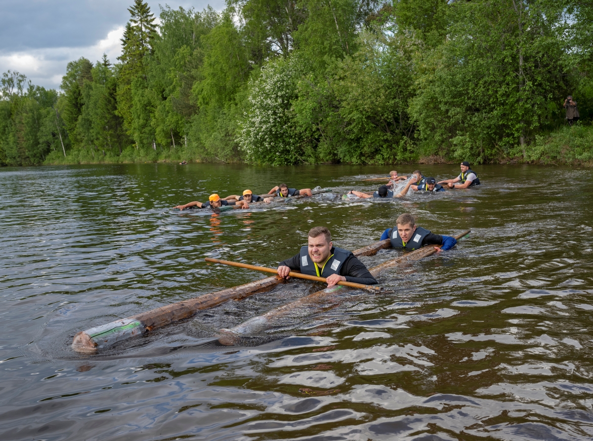 Fra VM i tømmerfløting 2022, arrangert ved Norsk skogmuseum i Elverum, Innlandet 10.-11. juni 2022. Bildet er fra øvelsen fløting av tømmer i elv.
VM i tømmerfløting ble arrangert første gang i 2015 ved Osensjøen. I 2022 ble VM arrangert ved Norsk skogmuseum, og øvelsene foregikk i Glomma og på Prestøya. Totalt ti lag med fire utøvere på hvert lag deltok, og det ble konkurrert i fire ulike øvelser samt finale. Fløter-VM var en del av Fløterfestivalen, et av Skogmuseets sommerarrangementer.