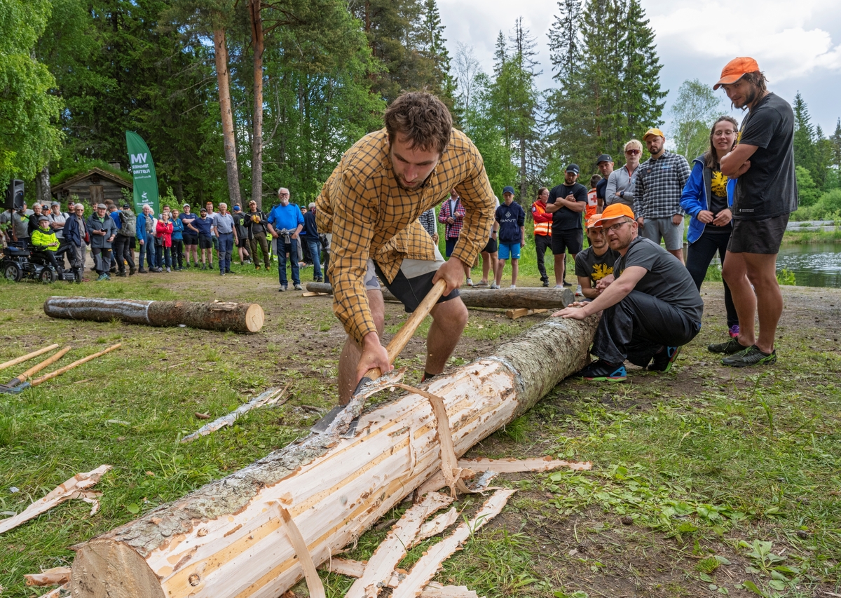 Fra VM i tømmerfløting 2022, arrangert ved Norsk skogmuseum i Elverum, Innlandet 10.-11. juni 2022. Bildet er fra finalen, hvor utøverne blant annet skulle barke en tømmerstokk med barkespade.
VM i tømmerfløting ble arrangert første gang i 2015 ved Osensjøen. I 2022 ble VM arrangert ved Norsk skogmuseum, og øvelsene foregikk i Glomma og på Prestøya.Totalt ti lag med fire utøvere på hvert lag deltok, og det ble konkurrert i fire ulike øvelser samt finale. Fløter-VM var en del av Fløterfestivalen, et av Skogmuseets sommerarrangementer.