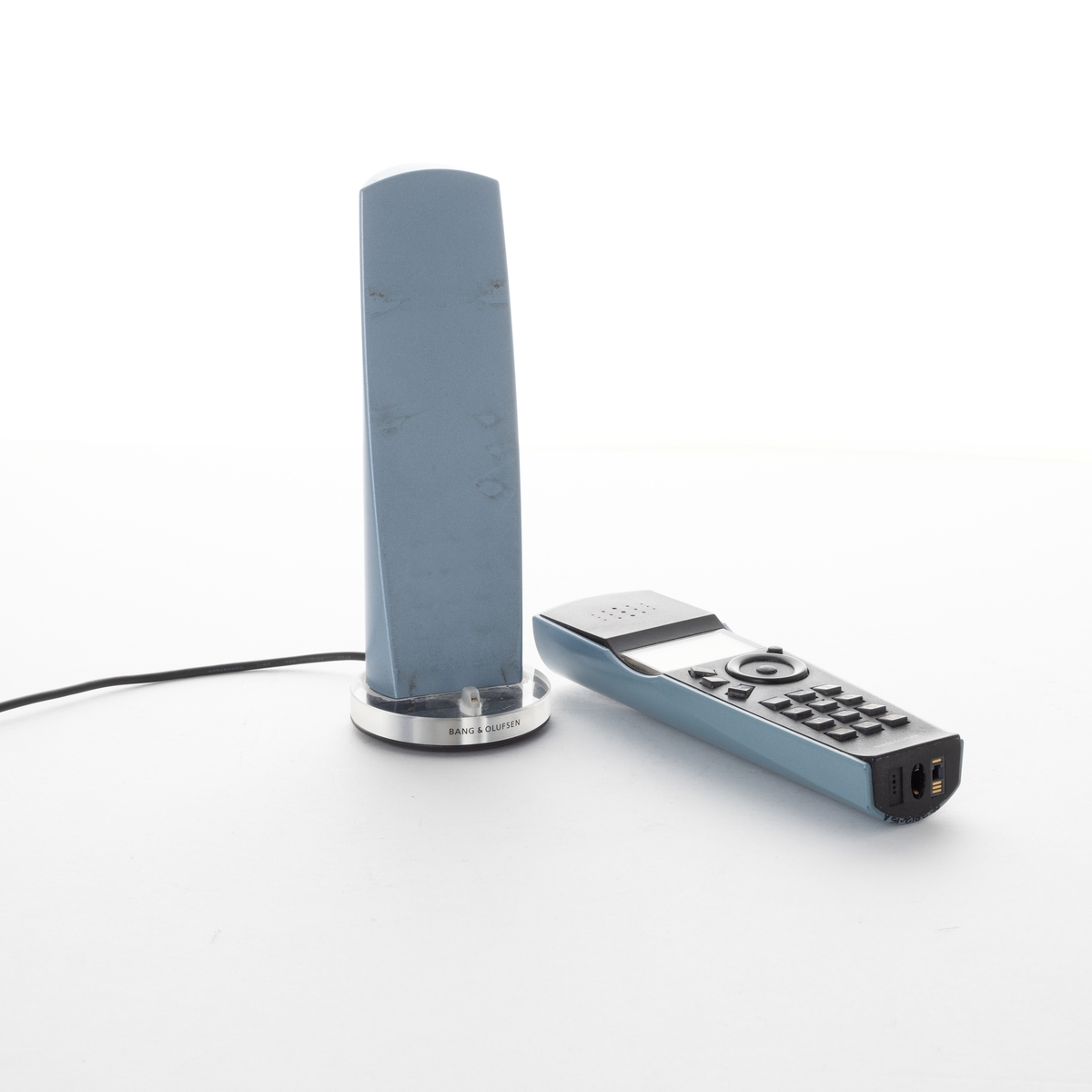 Blågrå trådløs telefon i to deler + lader + løs ekstraledning for lading.