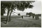 Sjöhistoriska museets byggnad.
Promenderande besökare längst kanalen.