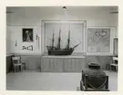 Utställning, avdelningen för sjöfart på Ostindien i Sjöfartsavdelningen. Konst, fartygsmodell m.m.