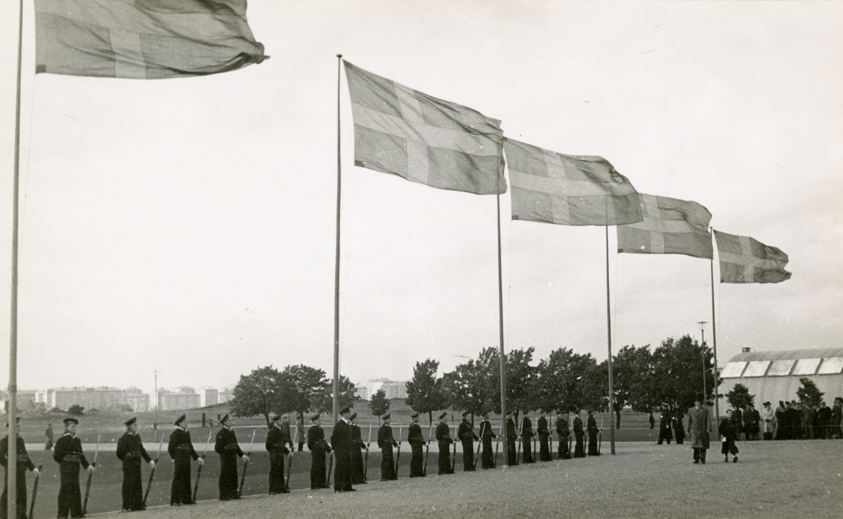 Invigningscermoni för utställningen "Svensk sjömannagärning i allvarstid". Flottister utanför museet. I bakgrunden skymtar Kostadion.