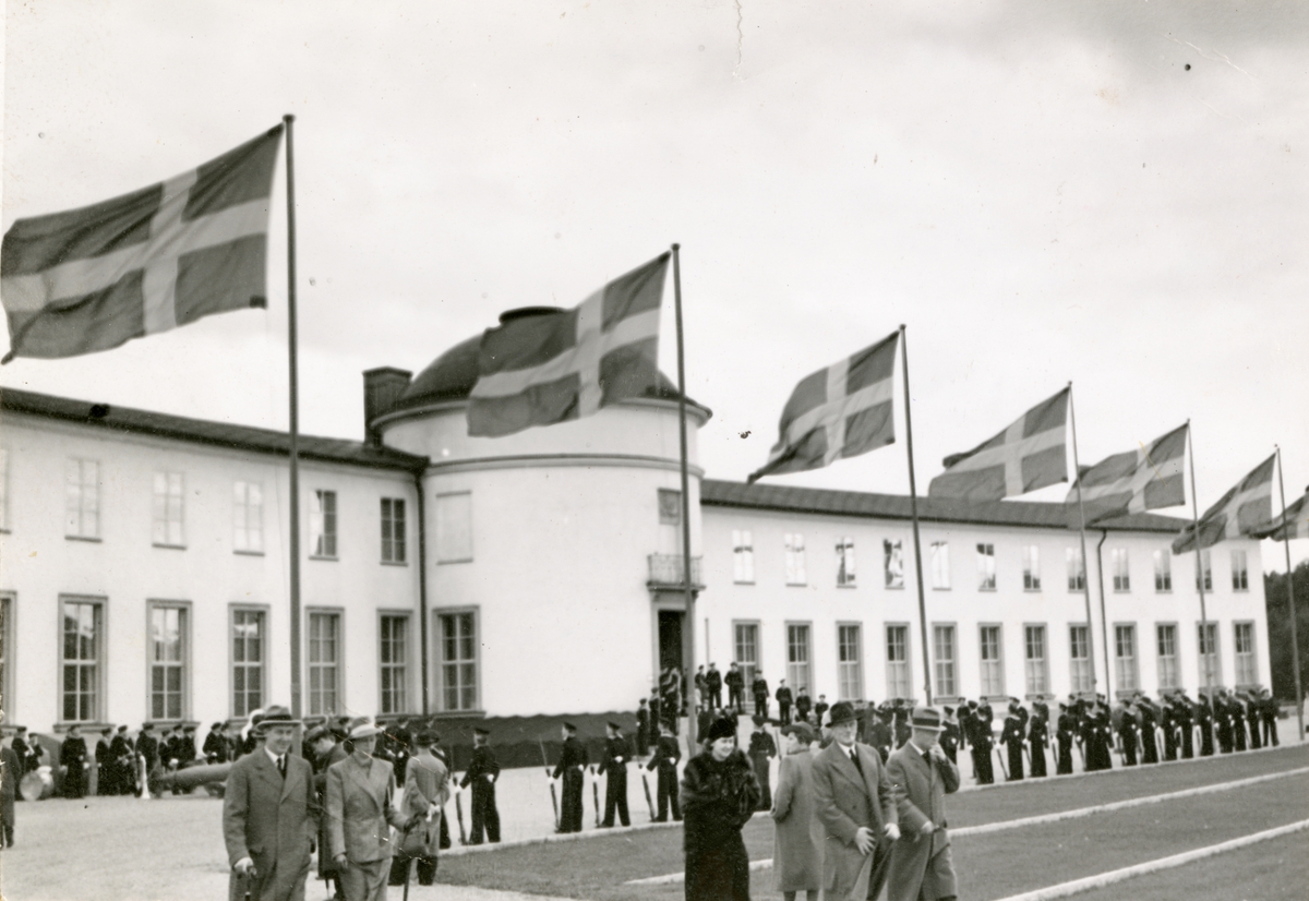 Invigningen av utställningen "Svensk sjömannagärning i allvarstid". Flottister samt besökare utanför Sjöhistoriska museet.