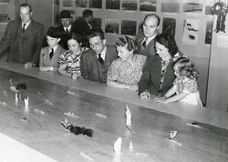 Utställningen "Svensk sjömannagärning i allvarstid". Besökar