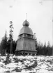 Klockstapeln vid Murbergskyrkan. Klockstapeln kommer från Ullångers medeltidskyrka. Den byggdes 1754 av Erik Larsson Lustig från Edens by och Erik Johansson från Lids by. I samband med en om- och tillbyggnad av kyrkan 1907-09 revs klockstapeln. Den återuppfördes 1913 på Murberget som friluftsmuseets första byggnad. i stapeln hänger en av de ursprungliga kyrkklockorna från Ullånger, gjuten av G. Meyer i Stockholm 1753