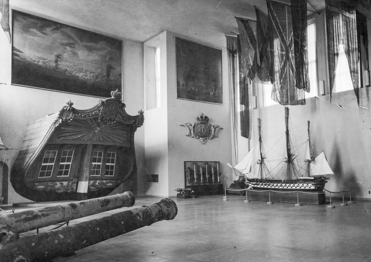 Utställning i Trofésalen år 1938. Skonerten AMPHIONs akterspegel, fartygsmodell, konst m.m.